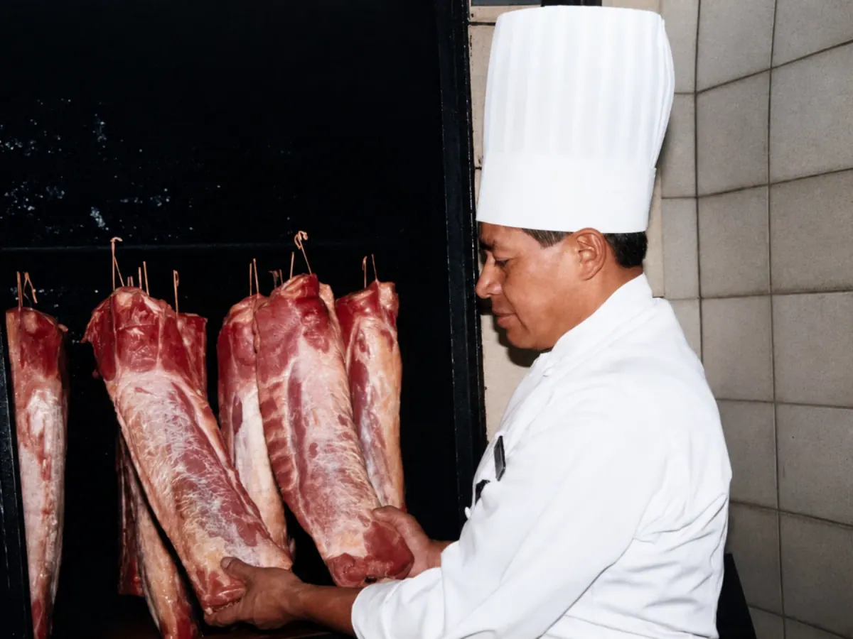 Proceso de ahumado y curado de carnes